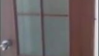 Пришел домой, а там его супруга шпилится в ванной