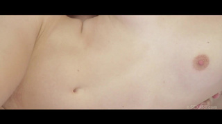 Уверенно засаживает хуй во влагалище плоскогрудой цыпочки