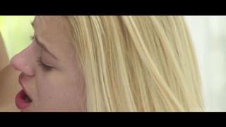 Уверенно засаживает хуй во влагалище плоскогрудой цыпочки