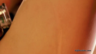 Массаж для целки крупным планом