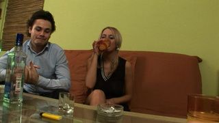 Пьяная парочка начинают аккуратно ебаться на кровати