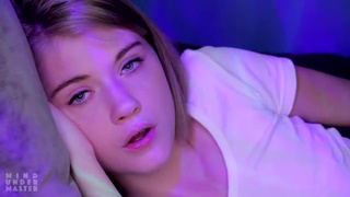 Молоденькая сестра обсасывает хуй своего брата перед камерой