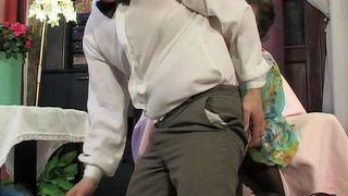 Эффектная мильфа чпокается с молоденьким официантом