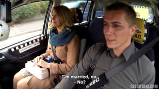 Подружка отдалась хитрому таксисту в машине