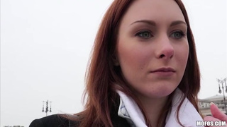 Брюнетка хочет получить дозу свежей и белой кончи