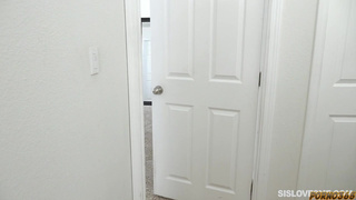 Младшая сестра теребонькает брату и дает ебать