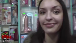 Ебарь угощает нектаром милую сладкую брюнеточку