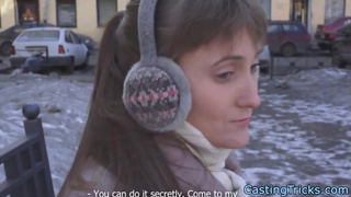 Хитрец разводит на домашний секс уличную девченку