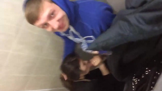 Дал девке в ротик в общественном туалете