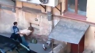 Мужичек жарит проститутку на улице во дворе