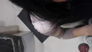 Познакомился в клубе и заснял от первого лица отсос прямиком в туалете