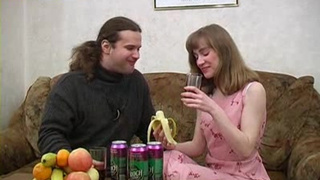 Пьяная цыпочка берет в ротик хуек возбужденного пацыка