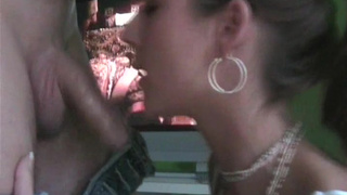 Отвлек от просмотра телепередачи и заставил вылизывать хуй