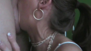 Отвлек от просмотра телепередачи и заставил вылизывать хуй