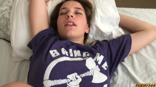 Пацан дрючит спящую подружку