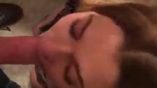 Послушно обсасывает перед камерой довольному любимому