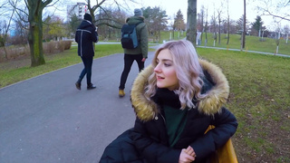 Русская студентка за деньги отсосала и надрочила конец незнакомцу в парке