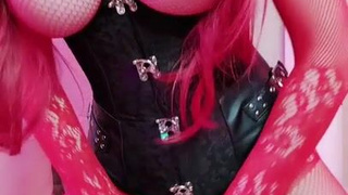 Octokuro в парике играет с буферами и теребонькает на частном сайте