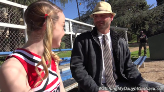 Белая студентка из группы поддержки посасывает бугристый конец негра