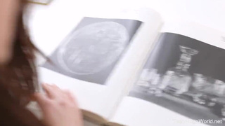 Подарил утренний секс юной брюнетке с торчащими сосками