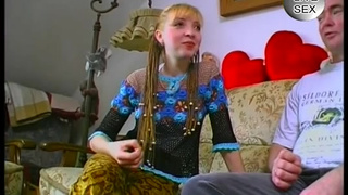 Ненасытная девчуля лобызает торчащий ствол партнёра