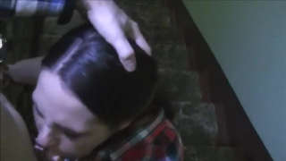 Отсасывает большой стояк на коленях