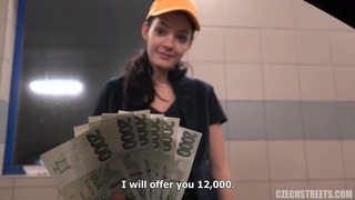 Юная автомойщица согласилась за деньги сосать и ебаться с клиентом