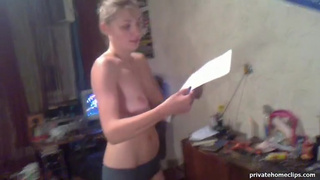 Сосед снимает свою красивую обнаженную сучку