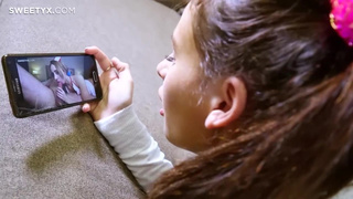 Студентка старательно облизывает стояк перед анальной еблей