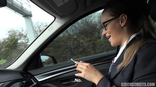 Жарит за деньги на улице красивую тёлку в форме