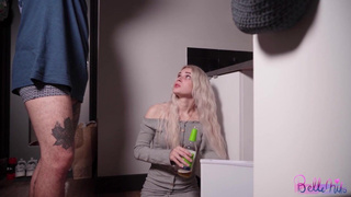 Дядя Коля заставил племянницу сосать хер, поймав ее с бутылкой пива