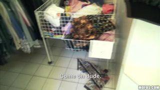 Юная студентка делает горячий минетик прямо в торговом центре