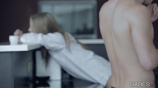 Ебля на кухне со стройной красоткой