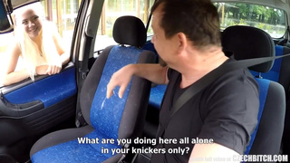 Таксист трахнул молоденькую пассажирку огромным членом в машине