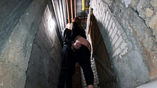 Не, домой нельзя, там родители спят. Давай в подъезде трахаться