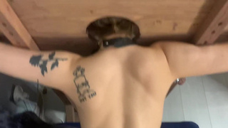 Гляньте, что творят! Заковали и с 2-х сторон жарят, а она и рада