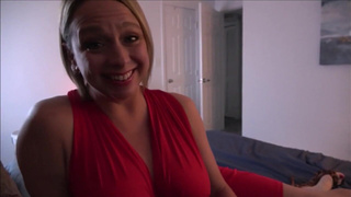 Сочненькая мамочка, да? Это моя мачеха и её выебал я ??