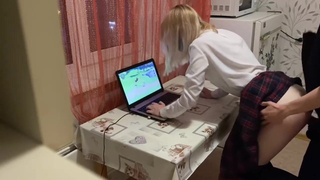 Ремнём её херачу и член вставляю — а ей похую, она в Геншин играет