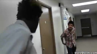 Молодые студенты любят развратно развлекаться в общаге