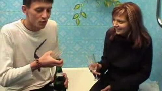 Ебарь отлизал девке небритую половую щель