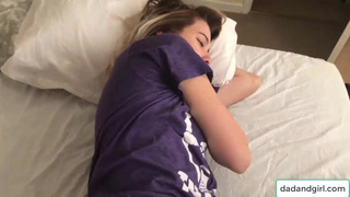 Батя обожает трахать свою дочь в пещерку с утра пораньше