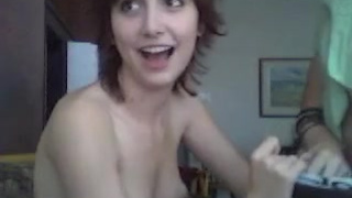 Молоденькая студентка охотно посасывает стояк своего пацыка на камеру