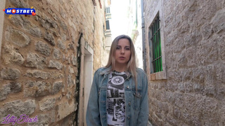 Ничего не замечаешь? В ней же дилдо и она публично кончает ??