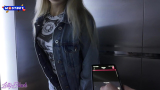 Ничего не замечаешь? В ней же дилдо и она публично кончает ??