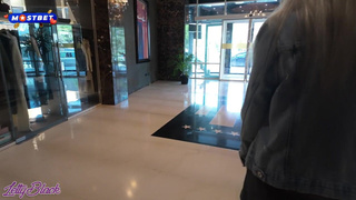 Ничего не замечаешь? В ней же дилдо и она публично кончает ??