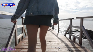 Ничего не замечаешь? В ней же дилдо и она публично кончает ??