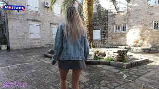 Ничего не замечаешь? В ней же дилдо и она публично кончает ??