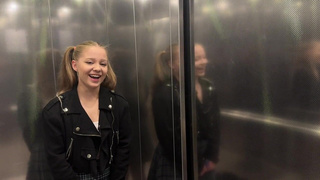 Застряли в лифте! Тебя ебали здесь когда-нибудь? Горячо!