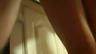 18 летняя дочка обсасывает у папы дома на кухне