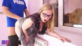 Хозяин дома долбит дерзкую риэлторшу в половую щель за плохое поведение в русской домашке